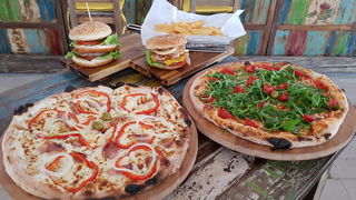 Vrhunska ponuda pizza i hamburgera u Famous Beach Bar & Grillu. Predstavljamo pizze Bianca i Rukola & Mozarella te Famous i Western hamburgeri