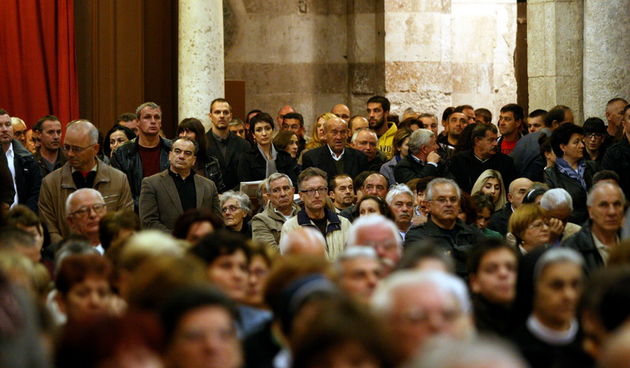 Zadar, 151112. 
U katedrali sv. Stosije u Zadru danas je odrzana misa i molitva za hrvatske generale Antu Gotovinu i Mladena Markaca, kojima ce 16. studenog biti izrecena pravomocna presuda u Haagu. Misa je molitva za sve generale i branitelje i zahvalnos