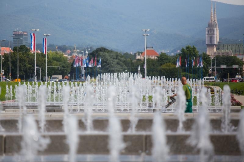 Zagreb: Novouređene fontane u Ulici Hrvatske bratske zajednice puštene u rad Zagreb: Novouređene fontane u Ulici Hrvatske bratske zajednice puštene u rad