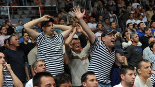 Zadar, 010610.
Dvorana Kresimir Cosic u Zadru. Druga finalna utakmica kosarkaskog prvenstva Hrvatske odigrana izmedju KK Zadar i KK Cibona.
Na slici: navijaci Zadra u neizvjesnosti
Foto: Andrija Lucic / CROPIX Zadar, 010610.
Dvorana Kresimir Cosic u Zadru. Druga finalna utakmica kosarkaskog prvenstva Hrvatske odigrana izmedju KK Zadar i KK Cibona.
Na slici: navijaci Zadra u neizvjesnosti
Foto: Andrija Lucic / CROPIX