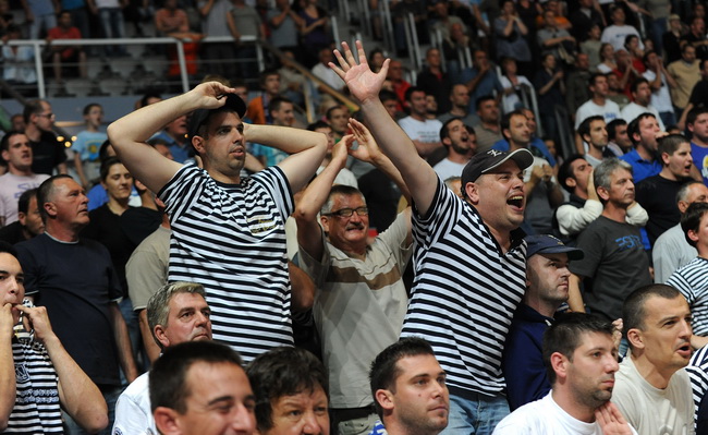 Zadar, 010610.
Dvorana Kresimir Cosic u Zadru. Druga finalna utakmica kosarkaskog prvenstva Hrvatske odigrana izmedju KK Zadar i KK Cibona.
Na slici: navijaci Zadra u neizvjesnosti
Foto: Andrija Lucic / CROPIX Zadar, 010610.
Dvorana Kresimir Cosic u Zadru. Druga finalna utakmica kosarkaskog prvenstva Hrvatske odigrana izmedju KK Zadar i KK Cibona.
Na slici: navijaci Zadra u neizvjesnosti
Foto: Andrija Lucic / CROPIX