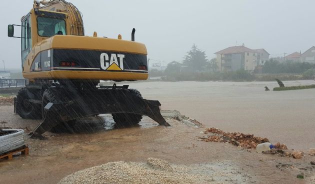 Bager Nasada radi u zaštiti Gradskog groblja
