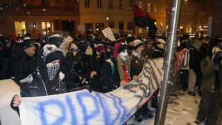Zagreb, 220213.
Tristotinjak prosvjednika prosetalo je ulicama Zagreba u sklopu prosvjeda koji su organizirale skupine Occupy Croatia i Anonymous Hrvatska. U prosvjednoj setnji na nekoliko minuta zastali su uz zgrade Narodne banke, HDZ-a i SDP-a.
Na fotog Zagreb, 220213.
Tristotinjak prosvjednika prosetalo je ulicama Zagreba u sklopu prosvjeda koji su organizirale skupine Occupy Croatia i Anonymous Hrvatska. U prosvjednoj setnji na nekoliko minuta zastali su uz zgrade Narodne banke, HDZ-a i SDP-a.
Na fotog