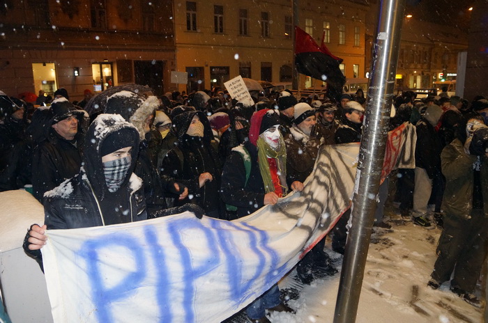 Zagreb, 220213.
Tristotinjak prosvjednika prosetalo je ulicama Zagreba u sklopu prosvjeda koji su organizirale skupine Occupy Croatia i Anonymous Hrvatska. U prosvjednoj setnji na nekoliko minuta zastali su uz zgrade Narodne banke, HDZ-a i SDP-a.
Na fotog Zagreb, 220213.
Tristotinjak prosvjednika prosetalo je ulicama Zagreba u sklopu prosvjeda koji su organizirale skupine Occupy Croatia i Anonymous Hrvatska. U prosvjednoj setnji na nekoliko minuta zastali su uz zgrade Narodne banke, HDZ-a i SDP-a.
Na fotog