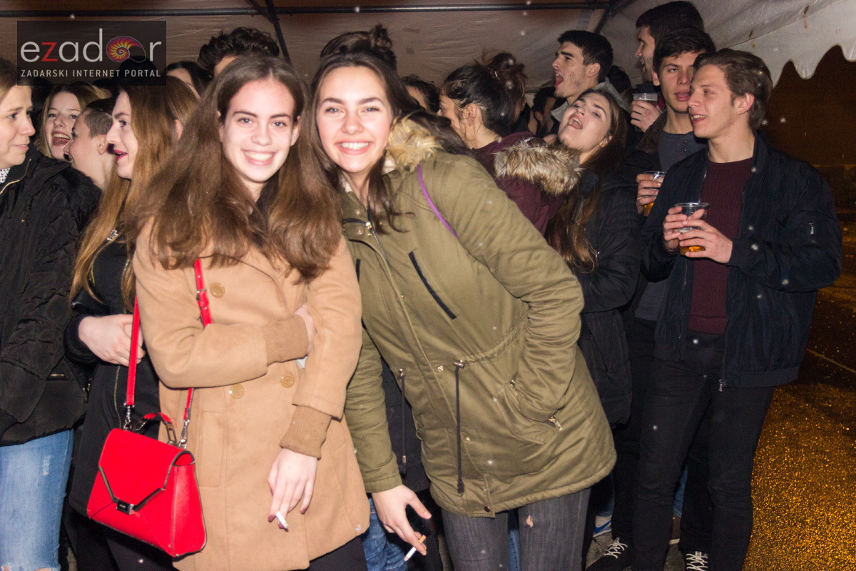 Humanitarni koncert “ZaDar Anđeli” održan je pod šatorom u u dvorištu Gimnazije Jurja Barakovića u Perivoju Vladimira Nazora