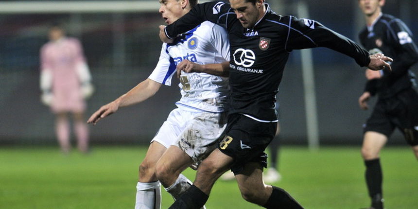 Zagreb, 221010.
Stadion u Kranjcevicevoj.
Utakmica 12. kola 1. T-com HNL: NK Hrvatski Dragovoljac i NK Zadar.
Na slici: Zoran Plazonic (Dragovoljac) i Toni Pezo (Zadar).
Foto: Boris Kovacev / CROPIX Zagreb, 221010.
Stadion u Kranjcevicevoj.
Utakmica 12. kola 1. T-com HNL: NK Hrvatski Dragovoljac i NK Zadar.
Na slici: Zoran Plazonic (Dragovoljac) i Toni Pezo (Zadar).
Foto: Boris Kovacev / CROPIX