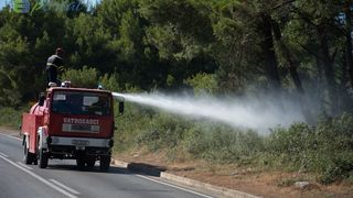 Zemaljske i zračne vatrogasne snage gase veliki šumski požar kod Crvene luke. Foto: Franjo Jurić/eBiograd Zemaljske i zračne vatrogasne snage gase veliki šumski požar kod Crvene luke. Foto: Franjo Jurić/eBiograd