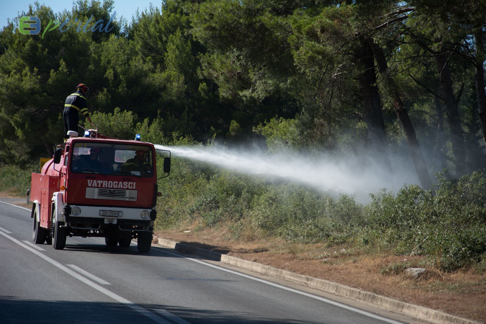 Zemaljske i zračne vatrogasne snage gase veliki šumski požar kod Crvene luke. Foto: Franjo Jurić/eBiograd Zemaljske i zračne vatrogasne snage gase veliki šumski požar kod Crvene luke. Foto: Franjo Jurić/eBiograd