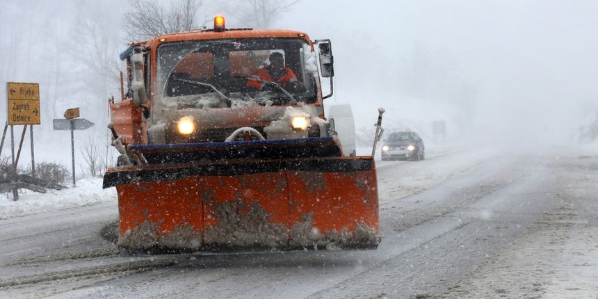 Ralice na prometnicama: prvi veći ovosezonski snijeg otežava promet Gorskim kotarom Ralice na prometnicama: prvi veći ovosezonski snijeg otežava promet Gorskim kotarom