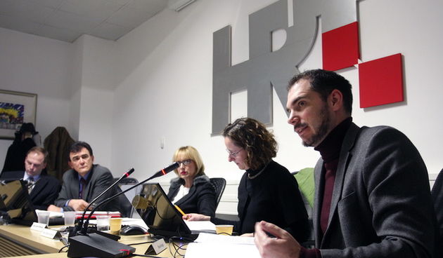 Zagreb, 260213.
Prisavlje.
Sjednica programskog vijeca Hrvatske radio televizije (HRT) na kojoj je najvise bilo rijeci o pracenju izbora za Europski parlament.
Na fotografiji: Viktor Gotovac, ravnatelj Goran Radman, Alja Ljubic Budanko, Nina Obuljen Korzi