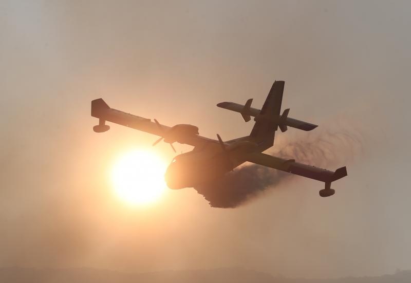 Podstrana u dimu, požar gasi i kanader Podstrana u dimu, požar gasi i kanader