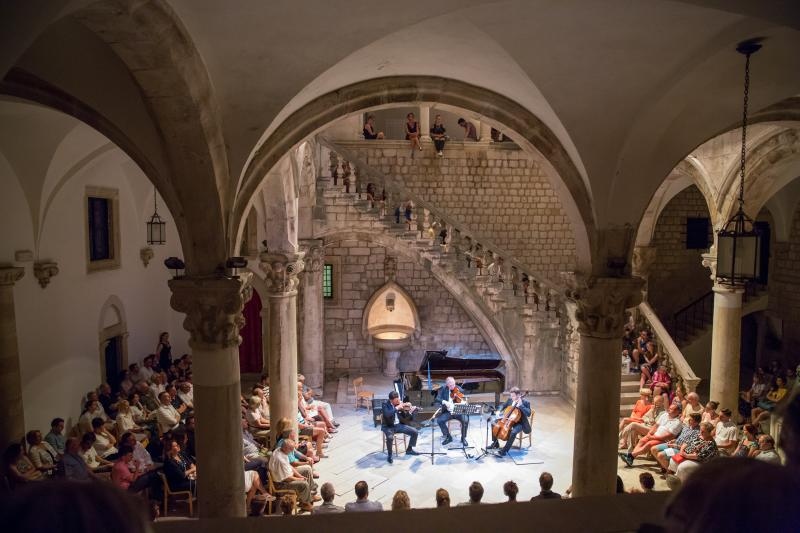 Atrij knezevog dvora, Dubrovnik – Koncert klasaicne glazbe. Ansambl becke filharmonije. Shkelzen Doli, violina Holger Groh, violina Sebastian Bru, violoncelo, Gottlieb Wallisch, klavir. Photo: Grgo Jelavic/PIXSELL