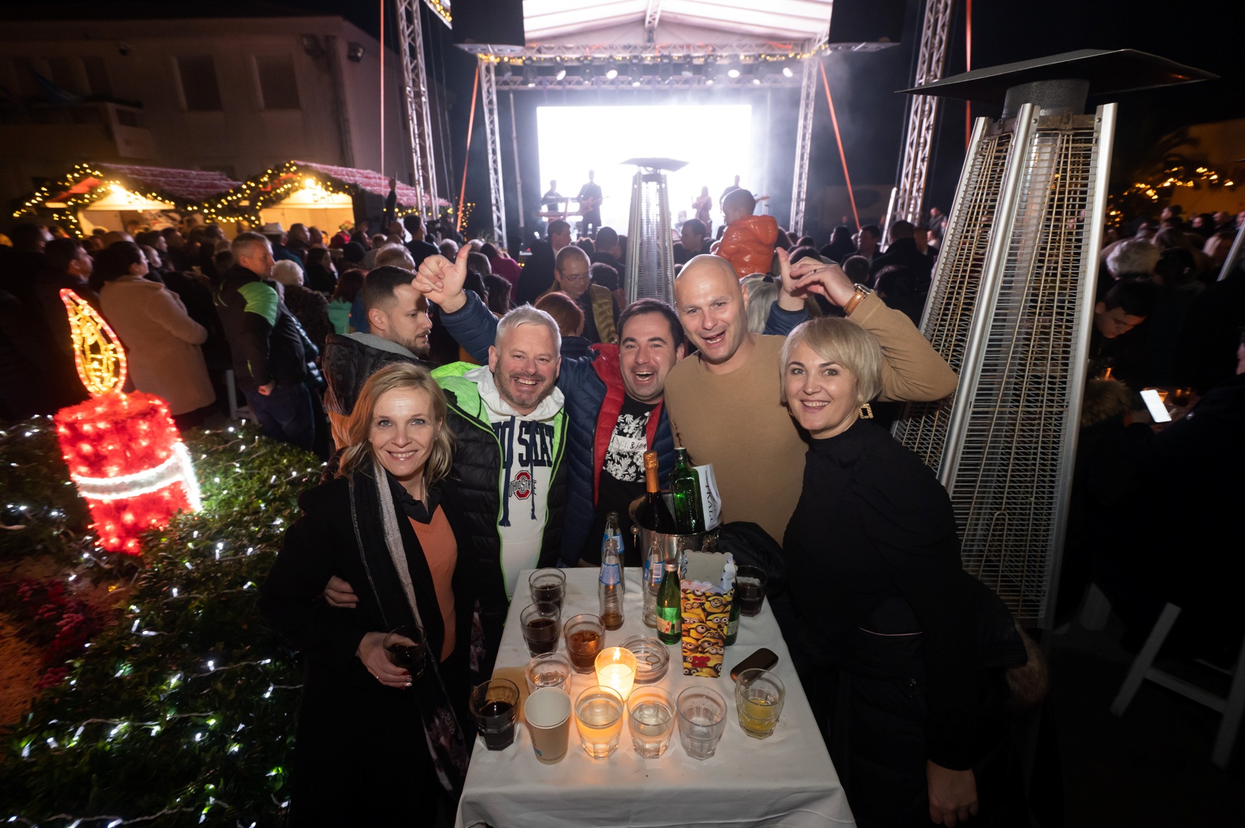 Vatromet, tisuće konfeta, šampanjac, prskalice i koncert Ivana Zaka i Tempo Banda