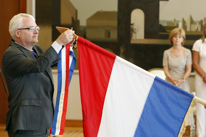 Zagreb, 290811.
Ured Predsjednika.
Predsjednik Republike Ivo Josipovic primio je i urucio odlikovanja “Red Kneza Domagoja s ogrlicom” Samostalnom bataljunu Skabrnja.
Foto: Davor Pongracic / CROPIX Zagreb, 290811.
Ured Predsjednika.
Predsjednik Republike Ivo Josipovic primio je i urucio odlikovanja “Red Kneza Domagoja s ogrlicom” Samostalnom bataljunu Skabrnja.
Foto: Davor Pongracic / CROPIX