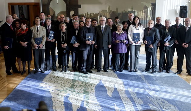 Zagreb, 121212.
Ured predsjednika, Pantovcak 241.
Predsjednik Republike Hrvatske Ivo Josipovic djeluje u svom Uredu  odlikovanja zasluznim gradjanima i braniteljima Republike Hrvatske. 
Foto: Ronald Gorsic / CROPIX