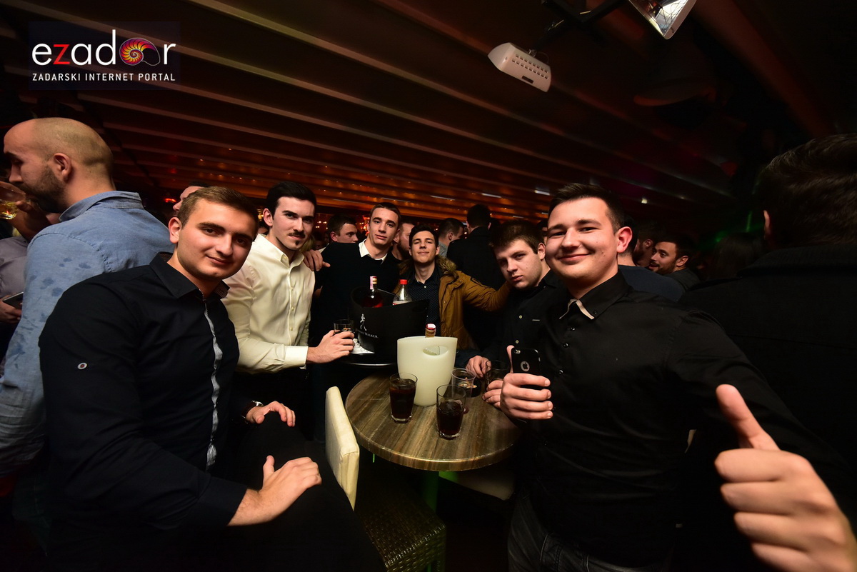 Tisuće Zadrana uživalo na krcatom Narodnom trgu i Tgu Petra Zoranića uz Tomislava Bralića i klapu Intrade Tisuće Zadrana uživalo na krcatom Narodnom trgu i Tgu Petra Zoranića uz Tomislava Bralića i klapu Intrade