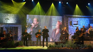 Zadar, 131110.
Dvorana Kresimira Cosica.
Festival zabavne glazbe Zadar 2010. Druga vecer.
Na fotografiji: nastup Drazena Zecica.
Foto: Vladimir Ivanov / Cropix Zadar, 131110.
Dvorana Kresimira Cosica.
Festival zabavne glazbe Zadar 2010. Druga vecer.
Na fotografiji: nastup Drazena Zecica.
Foto: Vladimir Ivanov / Cropix