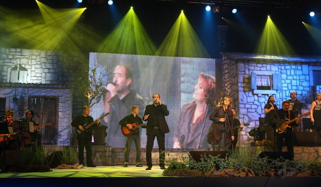 Zadar, 131110.
Dvorana Kresimira Cosica.
Festival zabavne glazbe Zadar 2010. Druga vecer.
Na fotografiji: nastup Drazena Zecica.
Foto: Vladimir Ivanov / Cropix