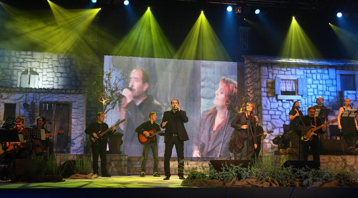 Zadar, 131110.
Dvorana Kresimira Cosica.
Festival zabavne glazbe Zadar 2010. Druga vecer.
Na fotografiji: nastup Drazena Zecica.
Foto: Vladimir Ivanov / Cropix Zadar, 131110.
Dvorana Kresimira Cosica.
Festival zabavne glazbe Zadar 2010. Druga vecer.
Na fotografiji: nastup Drazena Zecica.
Foto: Vladimir Ivanov / Cropix