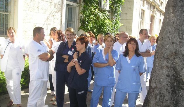 Štrajk u zadarskoj bolnici: Okupilo se stotinjak djelatnika