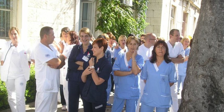 Štrajk u zadarskoj bolnici: Okupilo se stotinjak djelatnika
