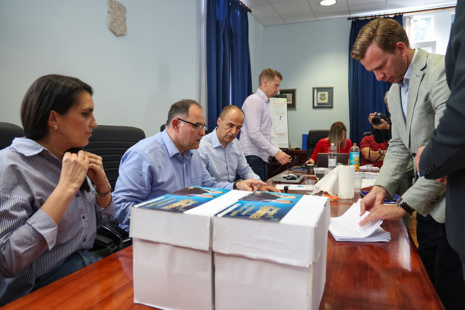 Predaja županijske liste HDZ-a i kandidat za župana Josip Bilaver Predaja županijske liste HDZ-a i kandidat za župana Josip Bilaver