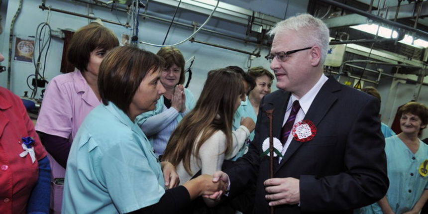 Josipović s radnicama Kamensko /Foto: Cropix Josipović s radnicama Kamensko /Foto: Cropix