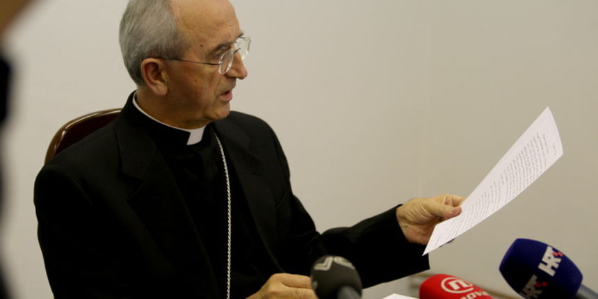 Zadar, 161112.
Povodom oslobadjajuce presude hrvatskim generalima Anti Gotovini i Mladenu Markacu, predsjednik HBK mons. dr. Zelimir Puljic, zadarski nadbiskup, ocitovao se na konferenciji za novinare.
Foto: Jure Miskovic / CROPIX