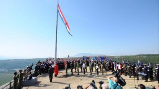 Uz zvukove hime “Lijepa naša” podignuta je zastava Republike Hrvatske na Kninskoj tvrđavi Uz zvukove hime “Lijepa naša” podignuta je zastava Republike Hrvatske na Kninskoj tvrđavi