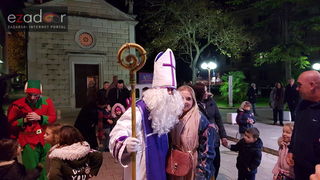 Sv. Nikola s Krampusom i Vilenjakom zabavljao djecu od Kampo Kaštela do Trga Petra Zoranića Sv. Nikola s Krampusom i Vilenjakom zabavljao djecu od Kampo Kaštela do Trga Petra Zoranića