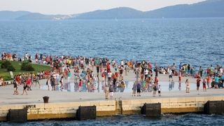 Panoramske fotografije s trajekta koji vozi od Zadra do otoka Ugljana. Photo: Filip Brala/PIXSELL Autor  Filip Brala/PIXSELL KLJUČNE RIJEČI  panorama, morske orgulje, pozdrav suncu, trajekt, riva