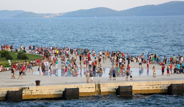 Panoramske fotografije s trajekta koji vozi od Zadra do otoka Ugljana. Photo: Filip Brala/PIXSELL Autor  Filip Brala/PIXSELL KLJUČNE RIJEČI  panorama, morske orgulje, pozdrav suncu, trajekt, riva