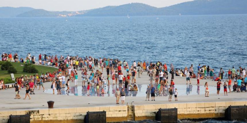 Panoramske fotografije s trajekta koji vozi od Zadra do otoka Ugljana. Photo: Filip Brala/PIXSELL Autor  Filip Brala/PIXSELL KLJUČNE RIJEČI  panorama, morske orgulje, pozdrav suncu, trajekt, riva
