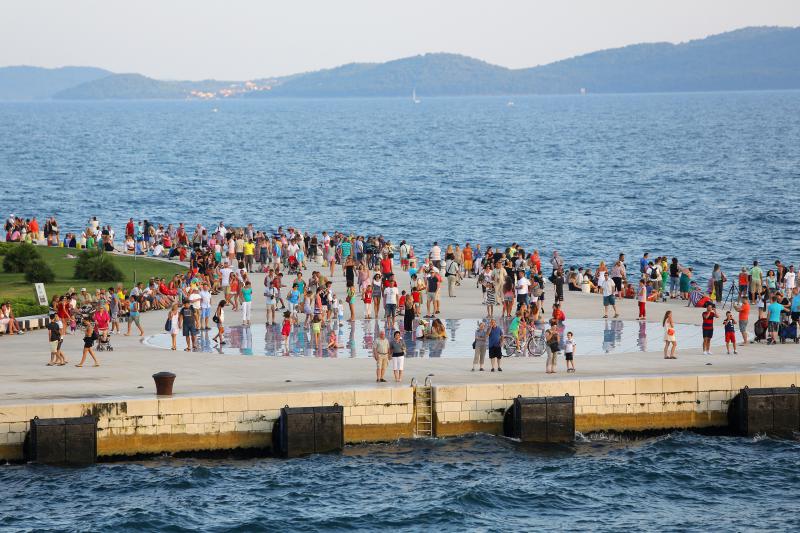 Panoramske fotografije s trajekta koji vozi od Zadra do otoka Ugljana. Photo: Filip Brala/PIXSELL Autor  Filip Brala/PIXSELL KLJUČNE RIJEČI  panorama, morske orgulje, pozdrav suncu, trajekt, riva