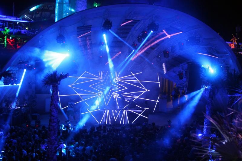 Plaza Zrce, cetvrti dan Hideout festivala privukao je nekoliko tisuca, ponajvise engleskih turista koji su se zabavljali u klubu Papaya. Photo: Luka Stanzl/PIXSELL Plaza Zrce, cetvrti dan Hideout festivala privukao je nekoliko tisuca, ponajvise engleskih turista koji su se zabavljali u klubu Papaya. Photo: Luka Stanzl/PIXSELL