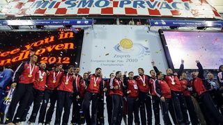 Zagreb, 110910.
Bazen Mladosti na Savi.
29. Europsko prvenstvo u vaterpolu.
Finalna utakmica za pobjednika Europskog prvenstva u vaterpolu  Hrvatska – Italija.
Na slici: proglasenje novog europskog prvaka. 
Foto: Drago Sopta / CROPIX