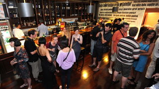 Zadar, 120712.
U caffe baru Atrij veceras se odrzala prezentacija i izlozba novog zadarskog suvenira, fotografija na platnu i postera s motivima zadra, autora Sase Cuke i Lea banica, fotografa portala eZadar.hr.
Na fotografiji: posjetioci izlozbe.
Foto: L Zadar, 120712.
U caffe baru Atrij veceras se odrzala prezentacija i izlozba novog zadarskog suvenira, fotografija na platnu i postera s motivima zadra, autora Sase Cuke i Lea banica, fotografa portala eZadar.hr.
Na fotografiji: posjetioci izlozbe.
Foto: L