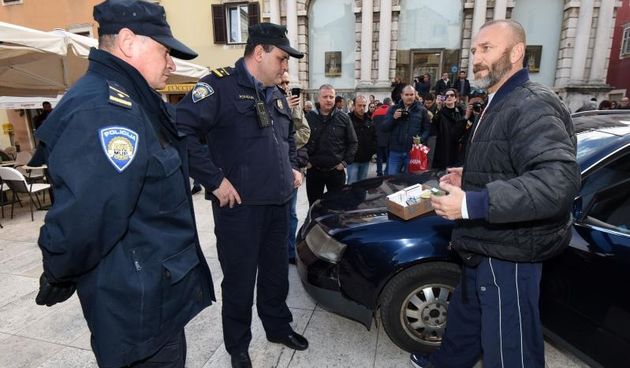 Drama na Narodnom trgu: Boksački trener prijetio da će se zapaliti