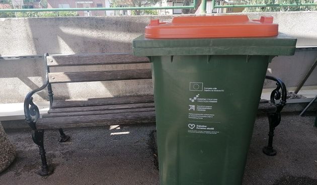 Narančasti spremnik, reciklabilni otpad, čistoća, plastika, smeće