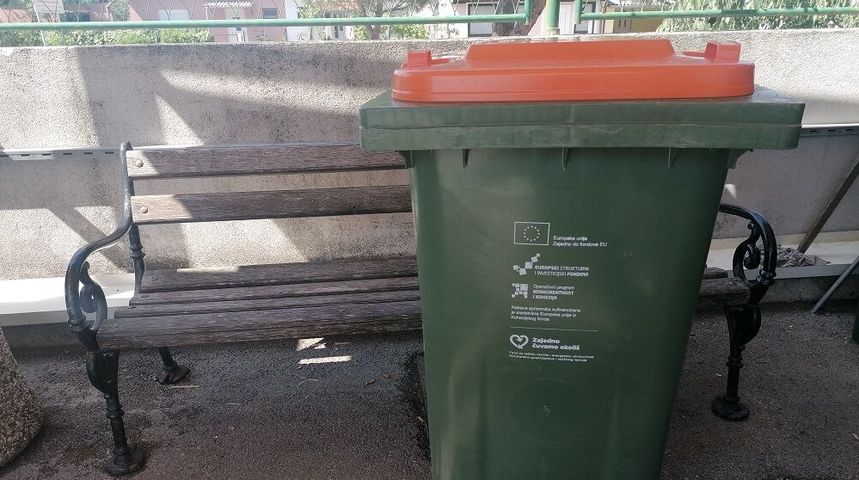 Narančasti spremnik, reciklabilni otpad, čistoća, plastika, smeće