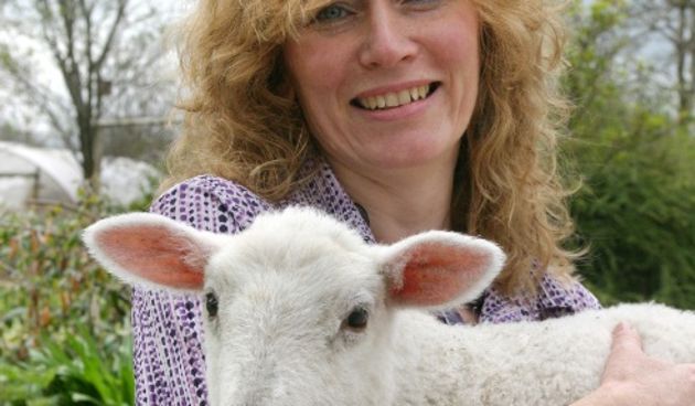 Juliet & Lamb 0035
19/4/2006
pic: Vicky Alhadeff