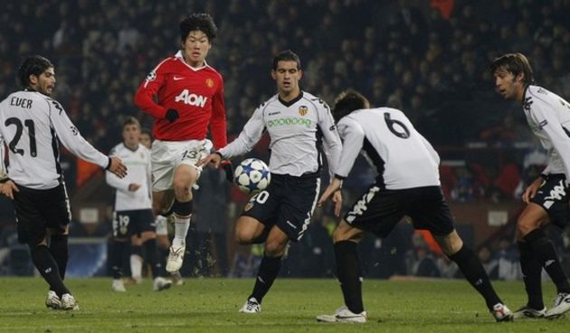 Manchester United Park Ji-Sung runs through the Valencia defence  // Reuters