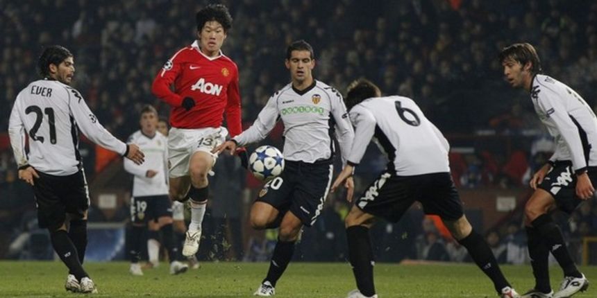Manchester United Park Ji-Sung runs through the Valencia defence  // Reuters