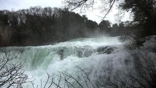 Vjetar raznoseći vodenu pjenu i sitne kapljice stvara poseban ugođaj u NP Krka