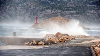 Olujna bura prekinula trajektni promet između Prizne i Žigljena. Photo: Dalibor Urukalović/PIXSELL Olujna bura prekinula trajektni promet između Prizne i Žigljena. Photo: Dalibor Urukalović/PIXSELL