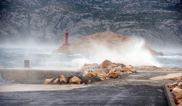 Olujna bura prekinula trajektni promet između Prizne i Žigljena. Photo: Dalibor Urukalović/PIXSELL