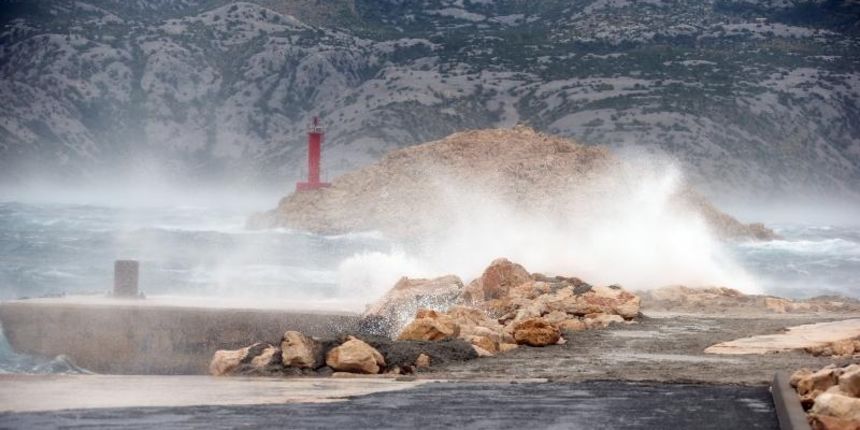 Olujna bura prekinula trajektni promet između Prizne i Žigljena. Photo: Dalibor Urukalović/PIXSELL Olujna bura prekinula trajektni promet između Prizne i Žigljena. Photo: Dalibor Urukalović/PIXSELL