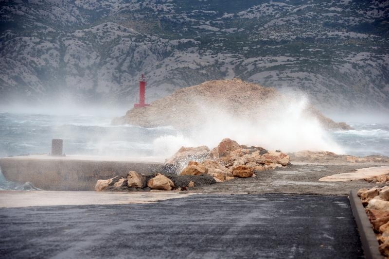 Olujna bura prekinula trajektni promet između Prizne i Žigljena. Photo: Dalibor Urukalović/PIXSELL Olujna bura prekinula trajektni promet između Prizne i Žigljena. Photo: Dalibor Urukalović/PIXSELL