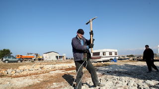 Vir, 190213.
Otok Vir. 
Kao sto je i najavljeno, pocelo je rusenje ilegalnih objekata. Polazisna tocka bagera je otok Vir na kojem je oko 8.000 bespravno izgradjenih objekata. Nesto prije 9 sati prvi je bager stigao na taj otok. Policija asistira na podru