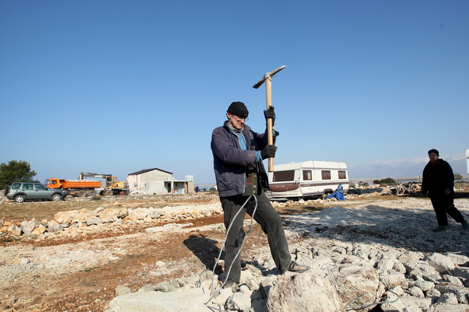 Vir, 190213.
Otok Vir. 
Kao sto je i najavljeno, pocelo je rusenje ilegalnih objekata. Polazisna tocka bagera je otok Vir na kojem je oko 8.000 bespravno izgradjenih objekata. Nesto prije 9 sati prvi je bager stigao na taj otok. Policija asistira na podru